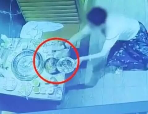 女子趁邻桌不在将剩饭倒其锅内 背后真相实在让人惊愕