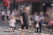 男子边走边撒百元钞票引路人哄抢 背后真相实在让人惊愕