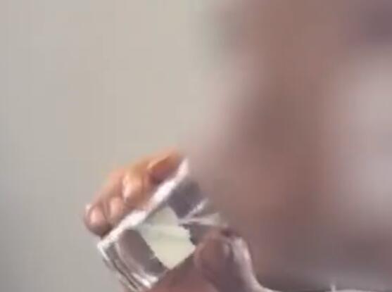 大爷高铁上戴耳机喝白酒全程安静 背后真相实在让人惊愕