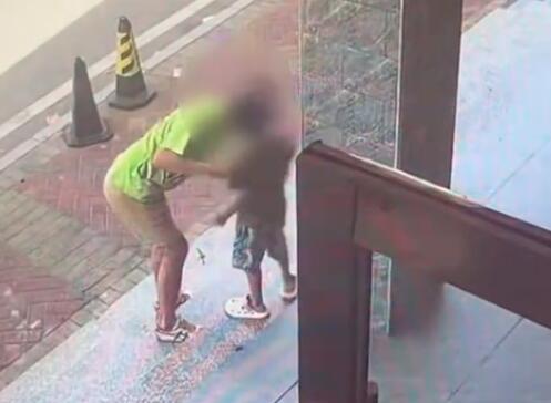 酒店广告牌有房被小孩改成有尸 背后真相实在让人惊愕
