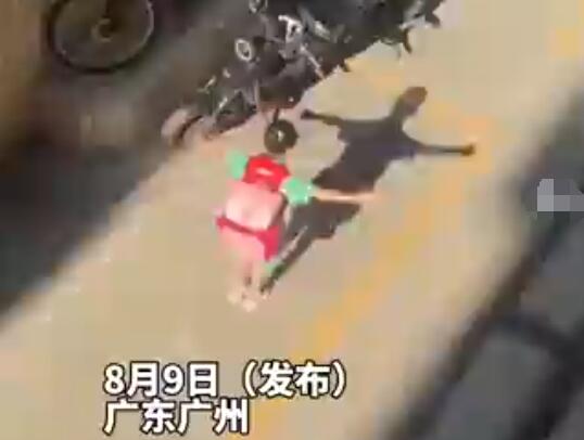 女孩在清晨的阳光下对着影子跳舞 内幕曝光简直太意外了