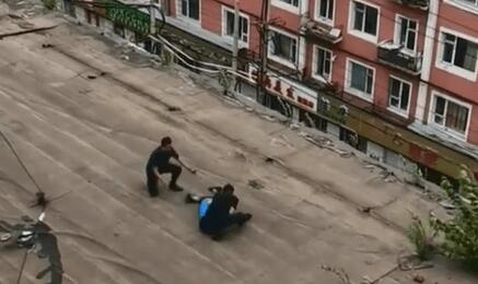 老人站楼顶扔砖头被特警制服 内幕曝光简直太意外了