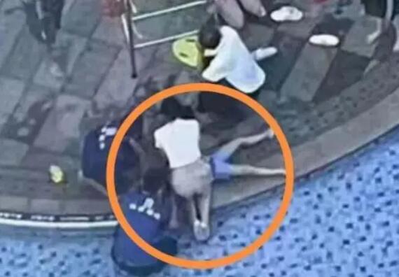 男孩溺水昏迷护士跪地抢救20分钟 背后真相实在让人惊愕