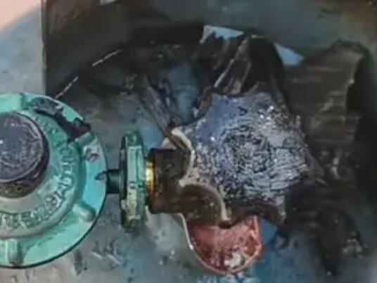 大爷用打火机检查煤气罐遇爆燃 背后真相实在让人惊愕