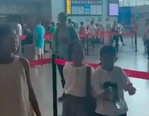 女子称带3娃买4张票登机被拒 背后真相实在让人惊愕