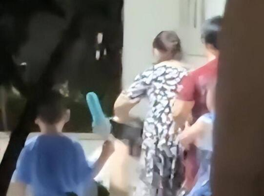 母亲为保护孩子遭到殴打 背后真相实在让人惊愕