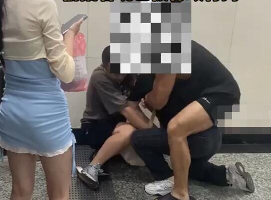 重庆一男子偷拍女生被市民控制 内幕曝光简直太意外了