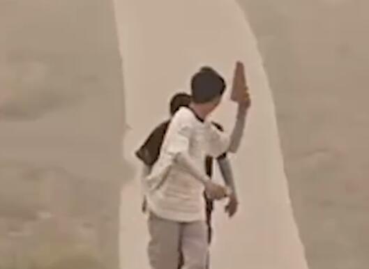 宁夏网友拍下沙尘突袭工厂瞬间 背后真相实在让人惊愕