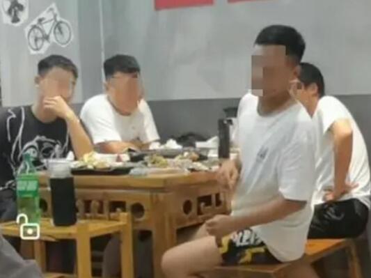女子就餐被邻桌男盯着看 怒泼酸梅汁 内幕曝光简直太意外了