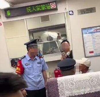 母亲买三个座位被男子骂霸座 背后真相实在让人惊愕