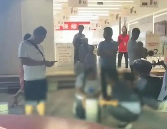 女子当街跪求男子还钱为父亲治病 背后真相实在让人惊愕