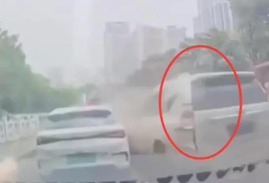 SUV连撞多车 亲历者:肇事司机在冷笑 背后真相实在让人惊愕