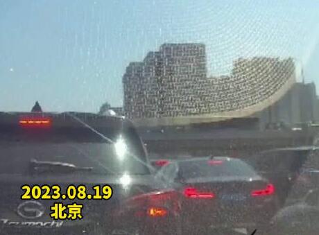 乘客等红灯时情绪崩溃大声尖叫 背后真相实在让人惊愕