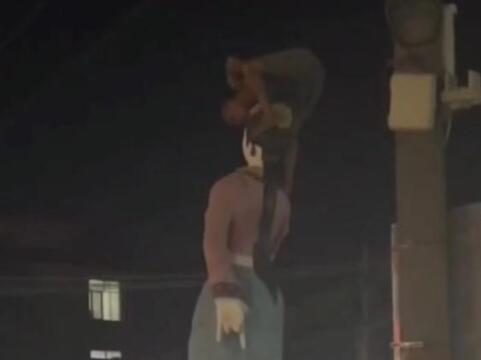 男子爬上雕塑抚摸亲吻 派出所回应 背后真相实在让人惊愕