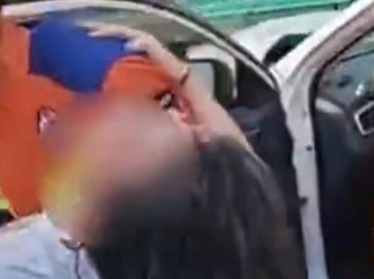 妻子车祸被困丈夫头包纱布围着安抚 背后真相实在让人惊愕