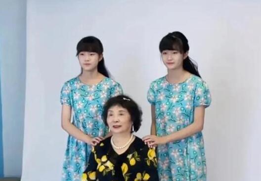 60岁产双胞胎老人与女儿近照曝光 画面曝光简直太惊人