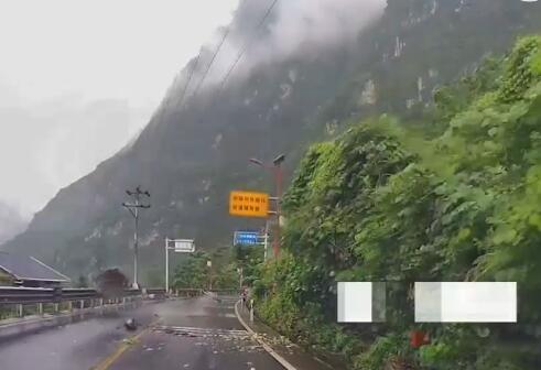 男子驾车20秒3次遇山上滚落巨石 内幕曝光简直太吓人了