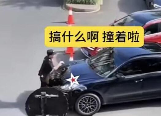 保时捷欲插队被拦数次顶撞保安 背后真相实在让人惊愕