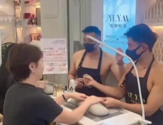 美甲店帅哥光膀子服务?老板回应 背后真相实在让人惊愕