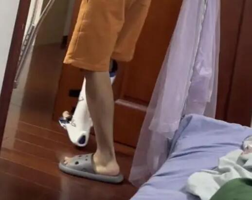 男子腿伤要求送货上门被怼腿断了 背后真相实在让人惊愕