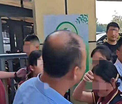 河北一学校回应拦长发女生入校 背后真相实在让人惊愕