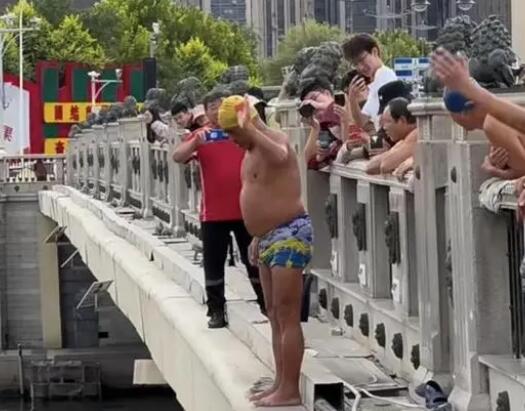 官方称天津大爷跳水水域禁止游泳 背后真相实在让人惊愕