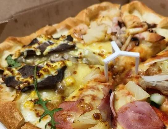 顾客吃必胜客披萨一口咬在铁片上 内幕曝光简直太意外了