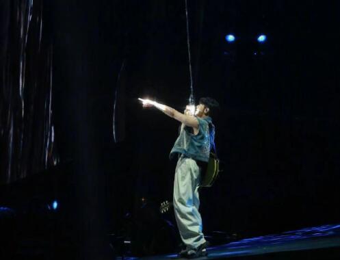 李荣浩演唱会讲话时嘴里进了只蚊子 内幕曝光简直太意外了