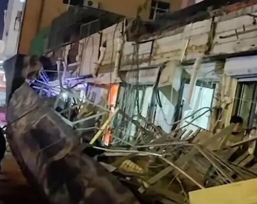 长春一门市牌匾整体掉落 疑砸伤路人 背后真相实在让人惊愕