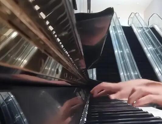 小伙商场弹公共钢琴被阿姨嫌吵 背后真相实在让人惊愕