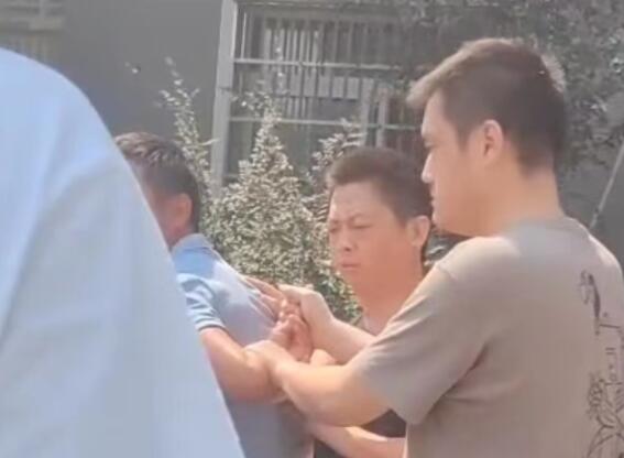 男子驾车进村偷狗被发现后弃车逃跑 背后真相实在让人惊愕