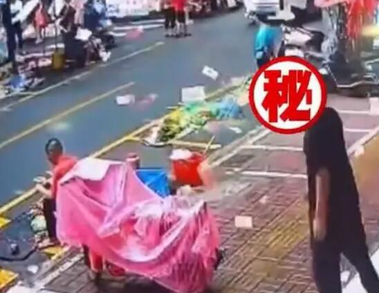 男子分手后将15000元撒向天空 背后真相实在让人惊愕