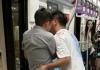 两男子疑因争座椅在地铁车厢内互殴 内幕曝光简直太意外了
